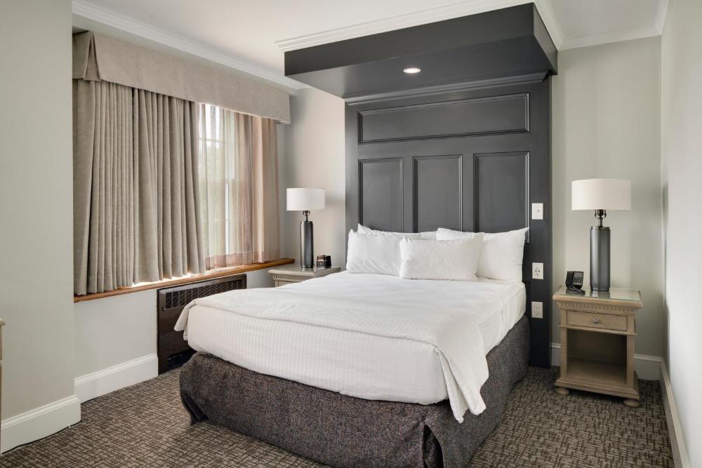 Queen Room interior